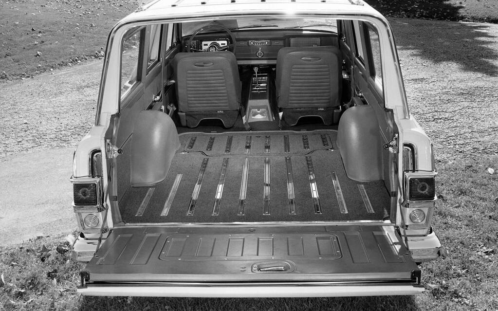 <p>L'espace arrière du Super Wagoneer 1966 peut prendre du chargement!</p>
