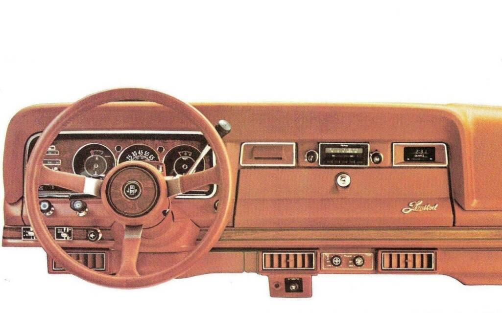<p>Planche de bord du modèle 1981.</p>