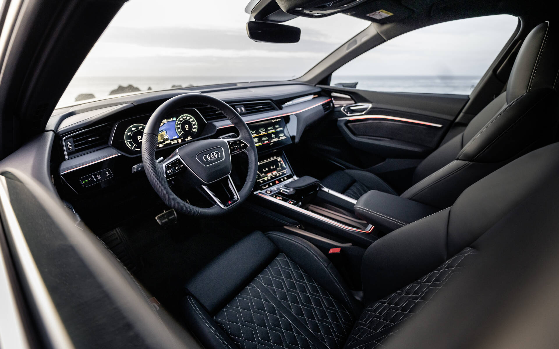 Audi Q8 e-tron 2023 : plus de performance et d'autonomie 554971-audi-sq8-e-tron-et-q8-55-e-tron-2023-plus-de-performance-et-d-autonomie