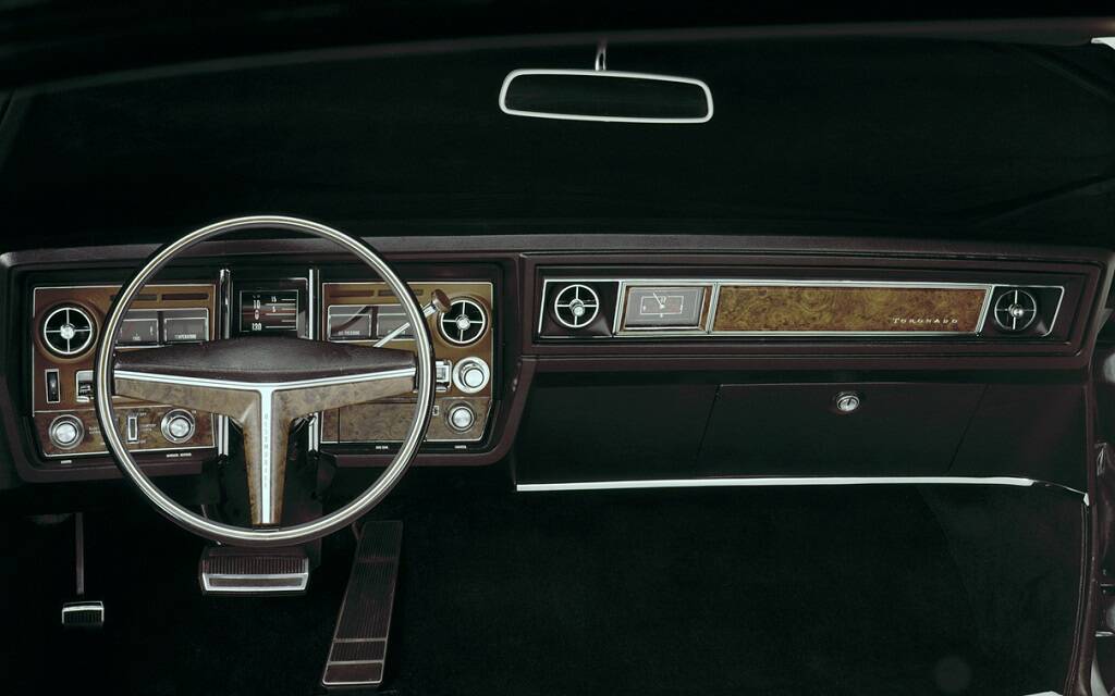 <p>La planche de bord du modèle 1970.</p>