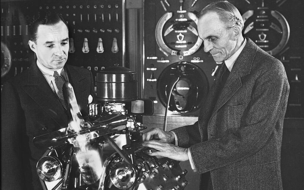<p>Edsel Ford (à gauche) avec son père, Henry Ford (à droite).</p>