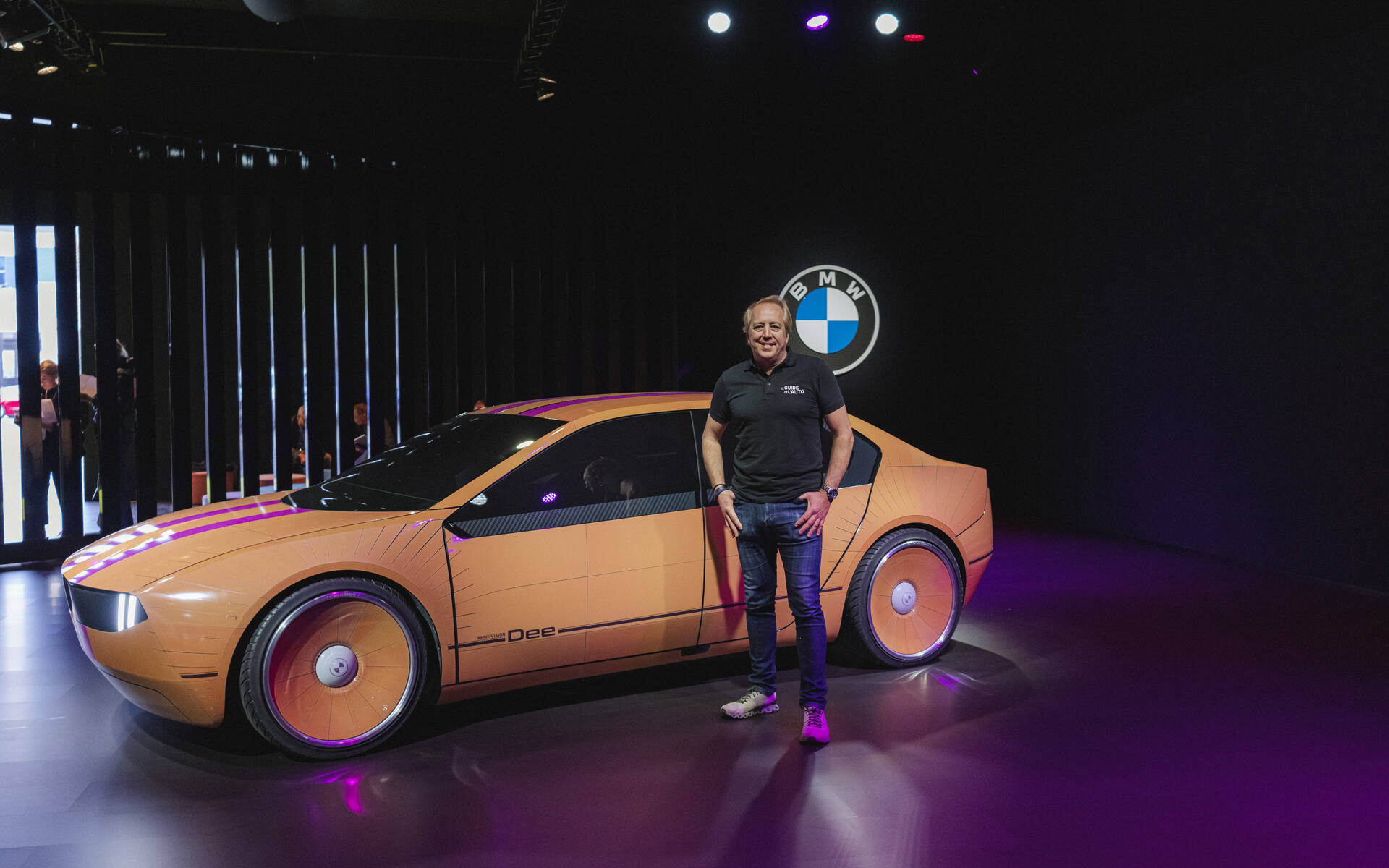 <p>Gabriel Gélinas et le BMW Concept i Vision Dee</p>