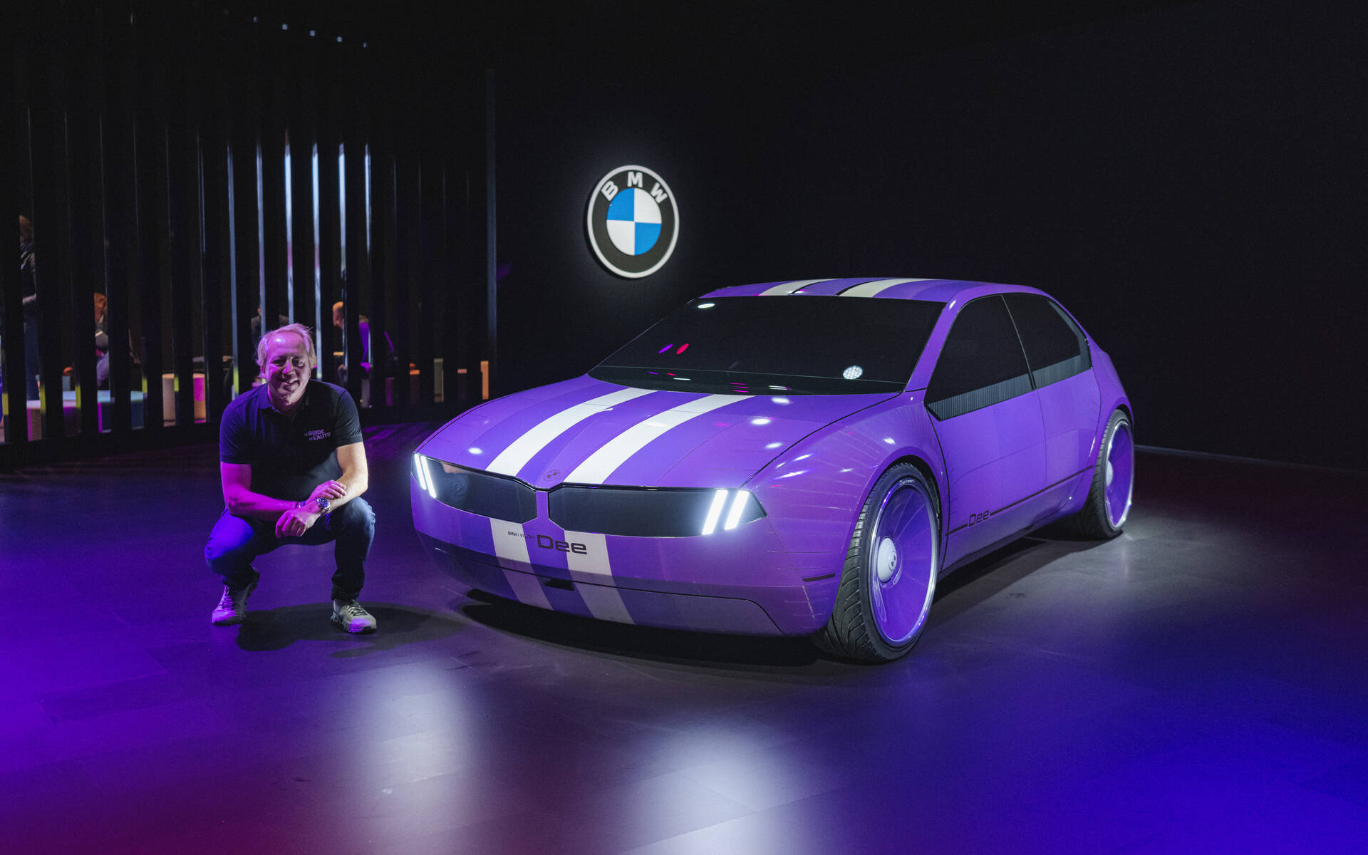 <p>Gabriel Gélinas et le BMW Concept i Vision Dee</p>