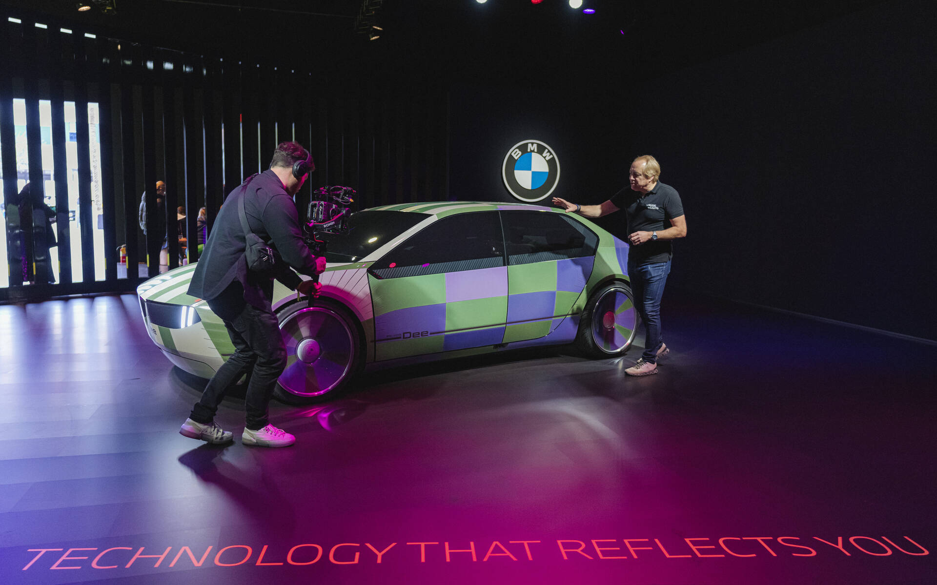 <p>Gabriel Gélinas et le BMW Concept i Vision Dee</p>