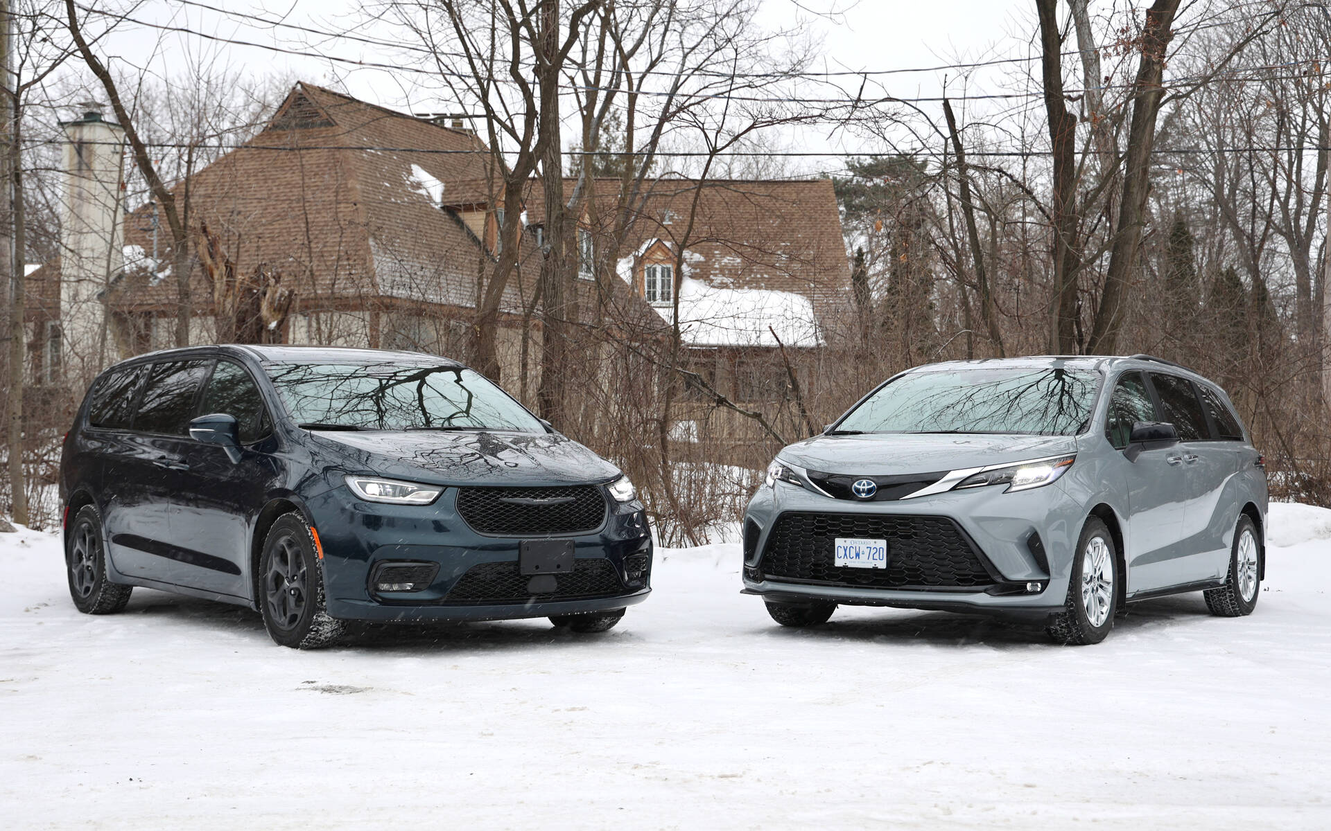 Chrysler Pacifica S eHybrid 2022 et Toyota Sienna XSE AWD 2023