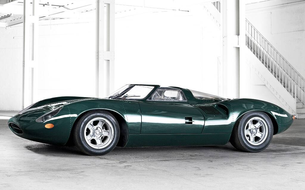 <p>C'est le concept XJ13 de 1966 qui a servi d'inspiration au design.</p>