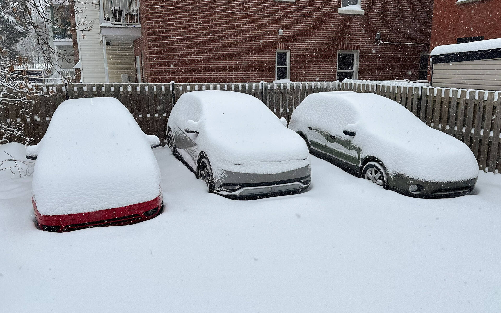 <p>La Hyundai Ioniq 5 et ses voisines sous 25 cm de neige fraîche</p>