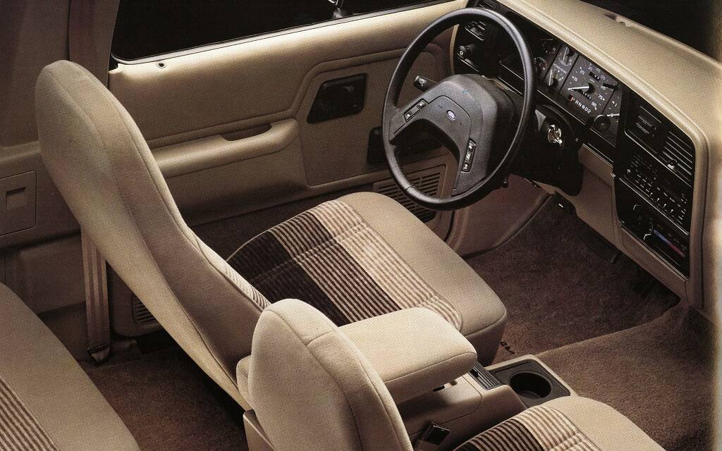 <p>L'intérieur du Bronco II est redessiné pour le millésime 1989.</p>