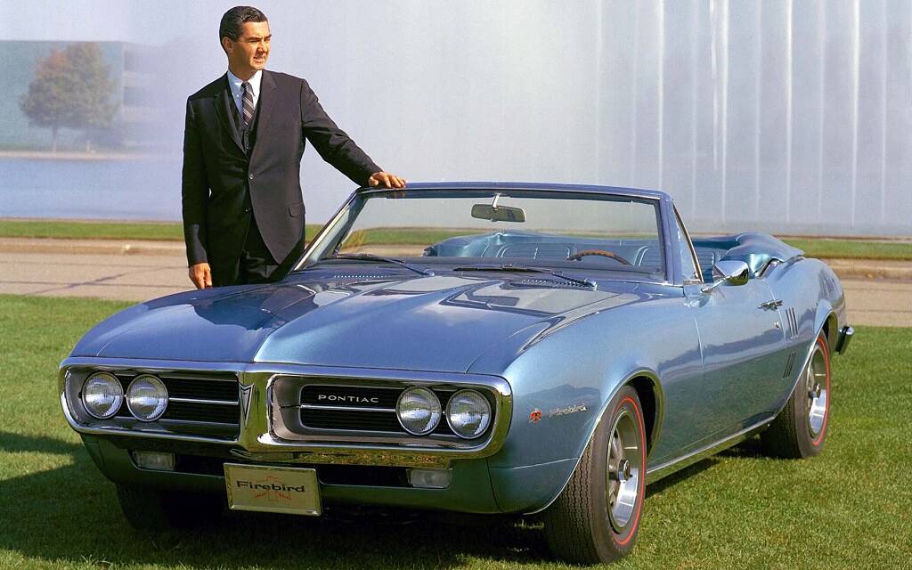 <p>John DeLorean pose à côté de la nouvelle Pontiac Firebird.</p>