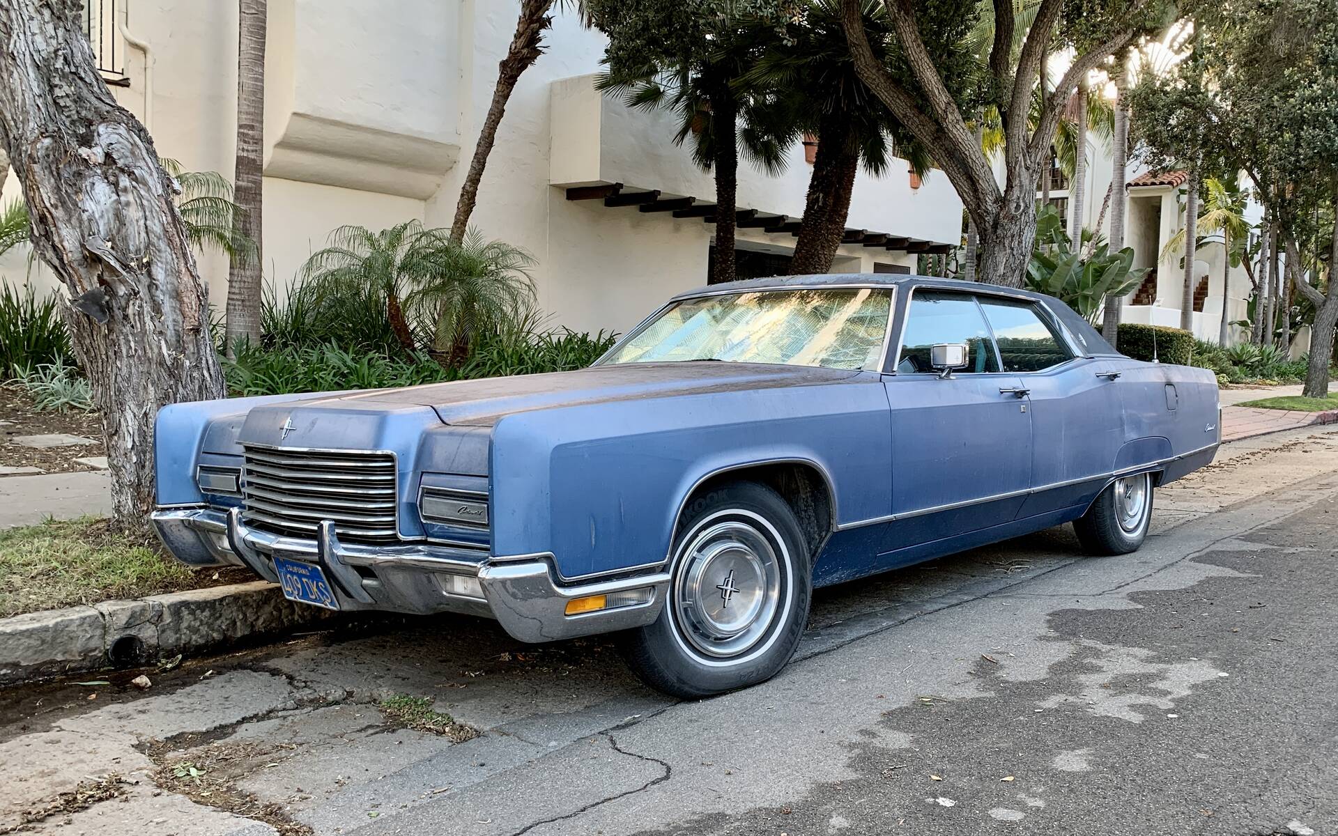 <p><strong>Lincoln Continental</strong></p>