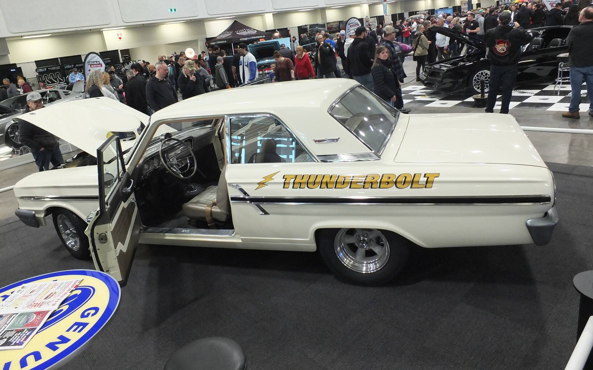 <p>Ford Fairlane Thunderbolt 1964, véhicule hommage</p>