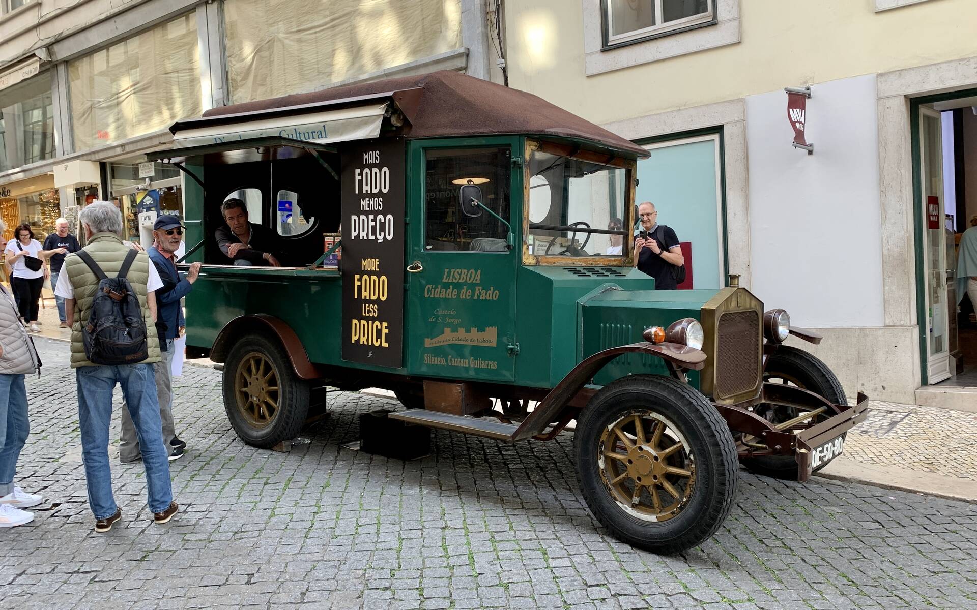 Photos : 11 véhicules spéciaux et inusités croisés au Portugal 569090-photos-11-vehicules-speciaux-et-inusites-croises-au-portugal
