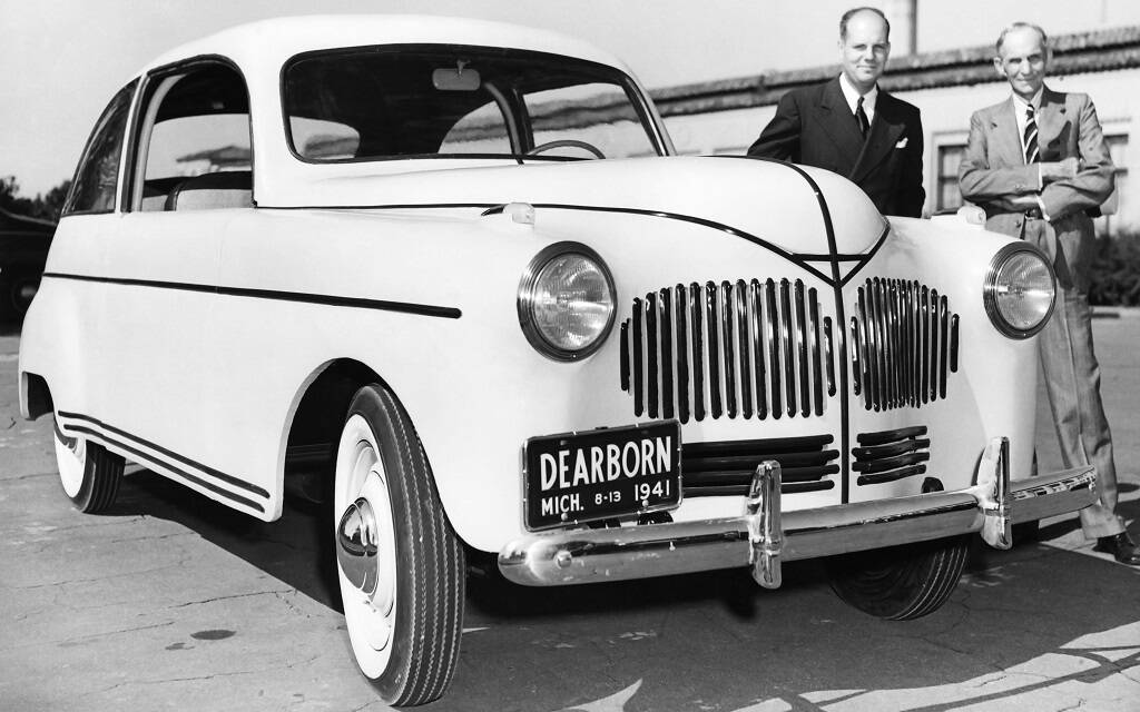 <p>Ford Soybean Car (avec Henry Ford à droite)</p>