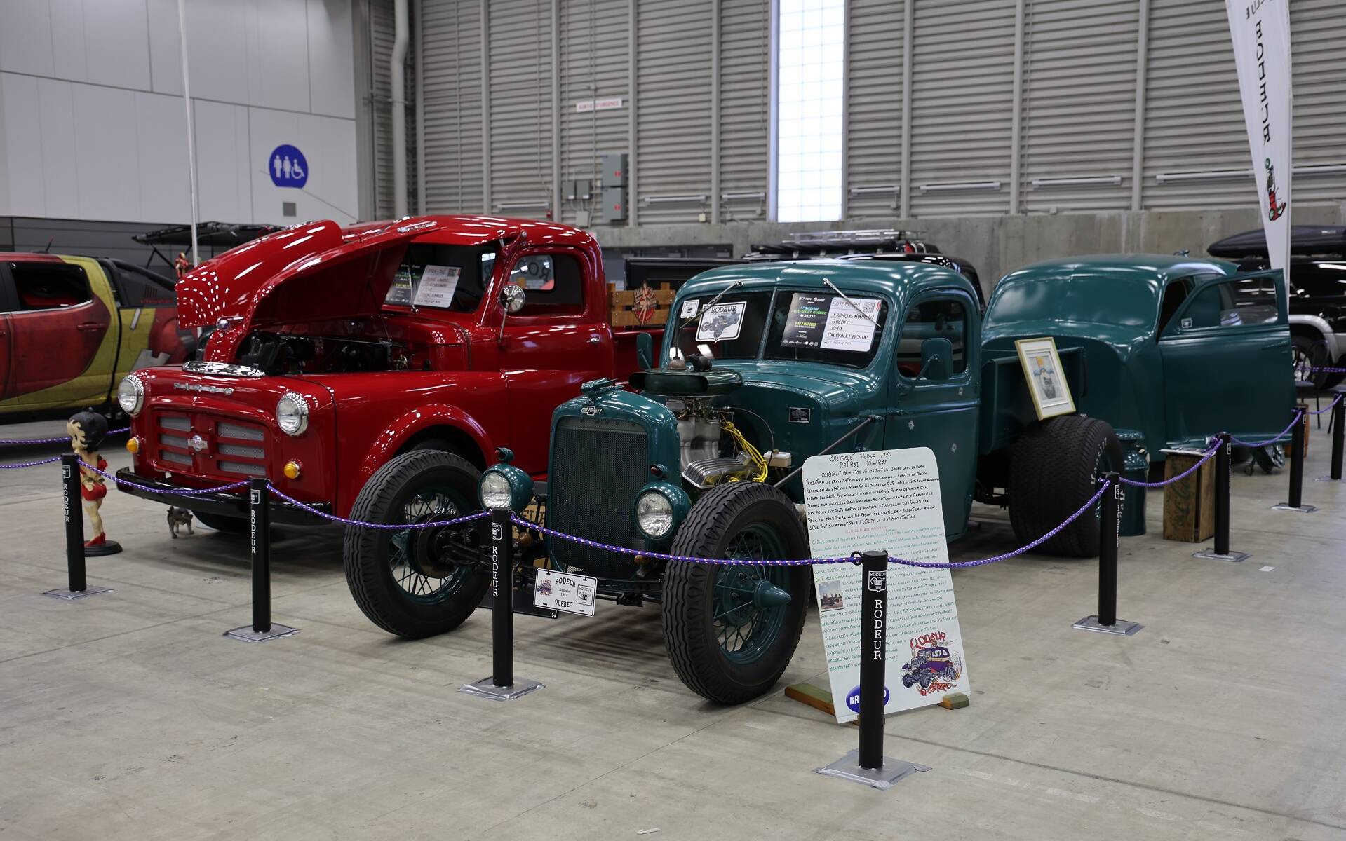 <p>Chevrolet pick-up 1940 rat rod (en vert) et Fargo 1950 (en rouge)</p>