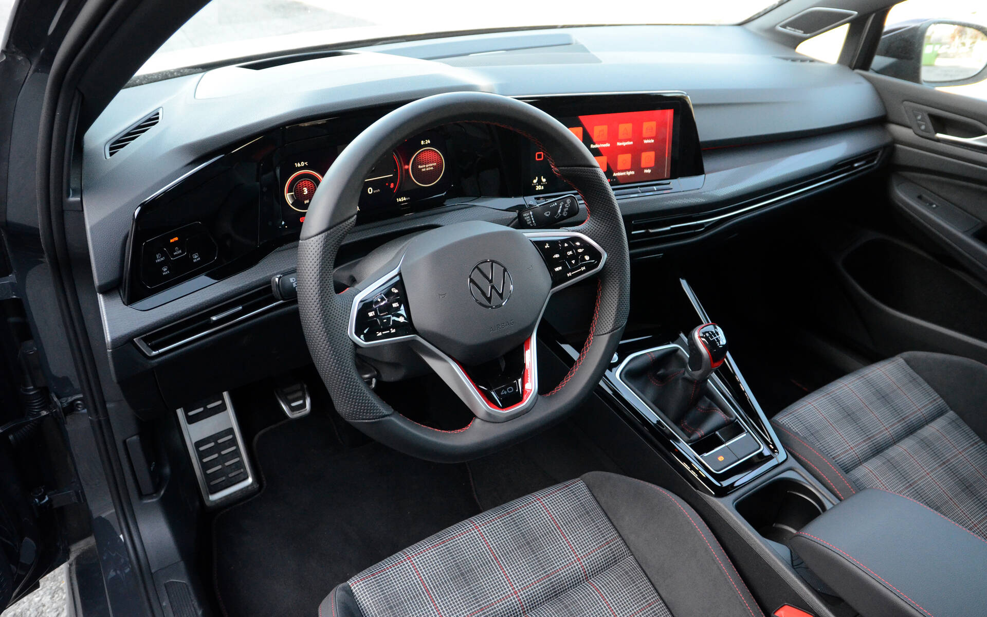 Volkswagen Golf GTI Édition 40e anniversaire 2023 : la quarantaine lui va à merveille 574331-volkswagen-golf-gti-edition-40e-anniversaire-2023-la-quarantaine-lui-va-a-merveille
