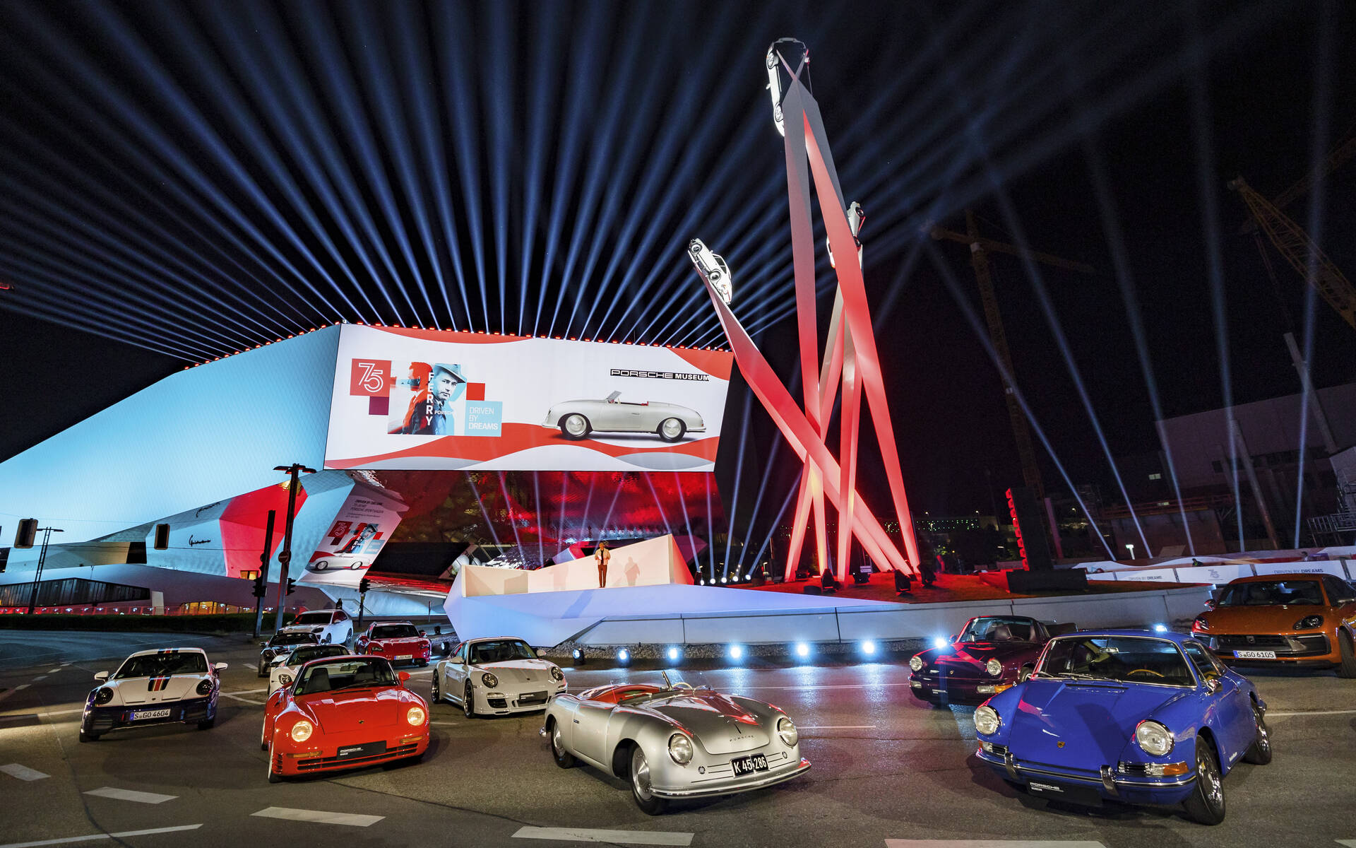 Porsche a fêté ses 75 ans et on y était! 576595-porsche-a-fete-ses-75-ans-et-on-y-etait