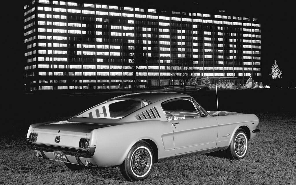Photos d’hier : La Ford Mustang à travers les années 582583-photos-d-hier-la-ford-mustang-a-travers-les-annees