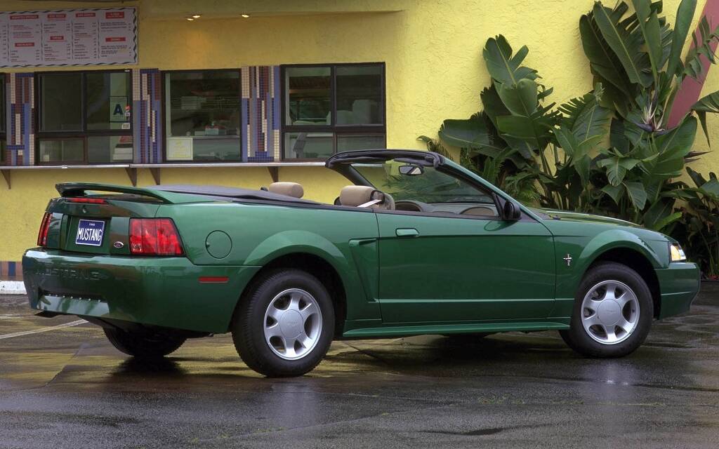 Photos d’hier : La Ford Mustang à travers les années 582633-photos-d-hier-la-ford-mustang-a-travers-les-annees