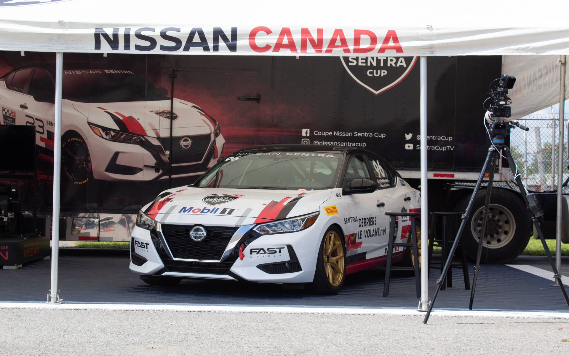 <p>Kiosque Nissan avec la voiture de Freddie Hunt.</p>