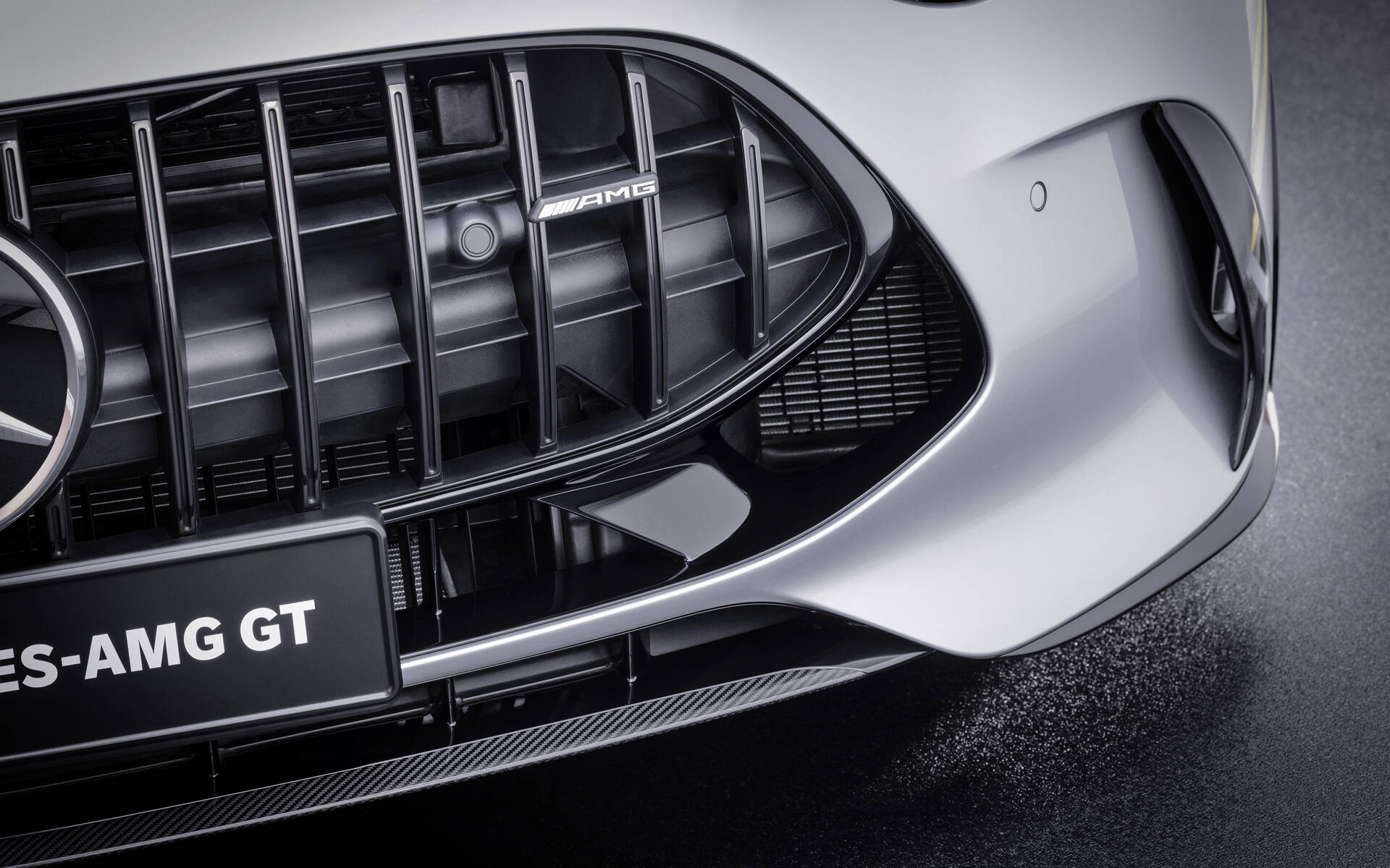 Une deuxième génération de la Mercedes-AMG GT voit le jour 584468-mercedes-amg-gt