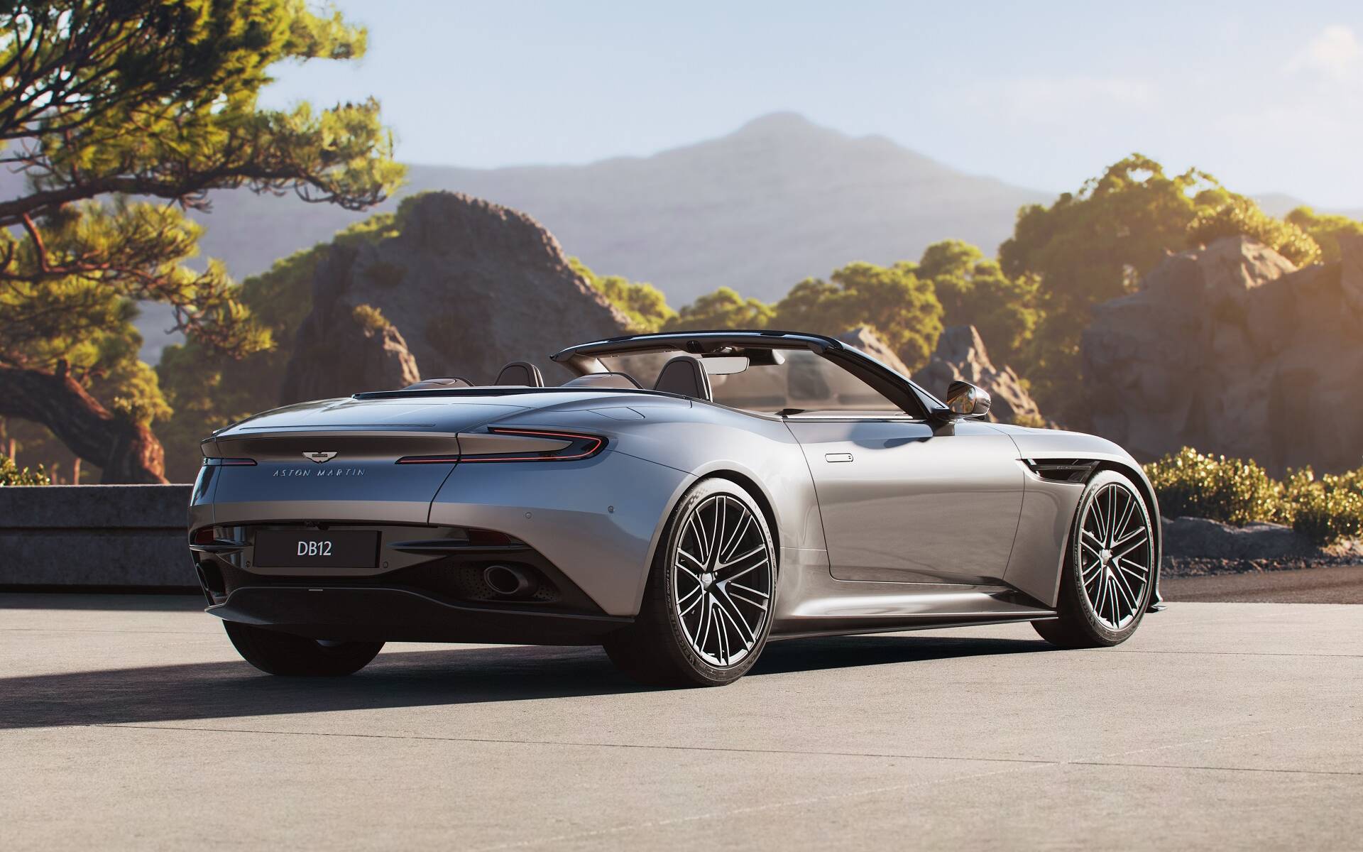 Aston Martin DB12 Volante : à 325 km/h les cheveux au vent ! 584650-aston-martin-db12-volante-a-325-km-h-les-cheveux-au-vent