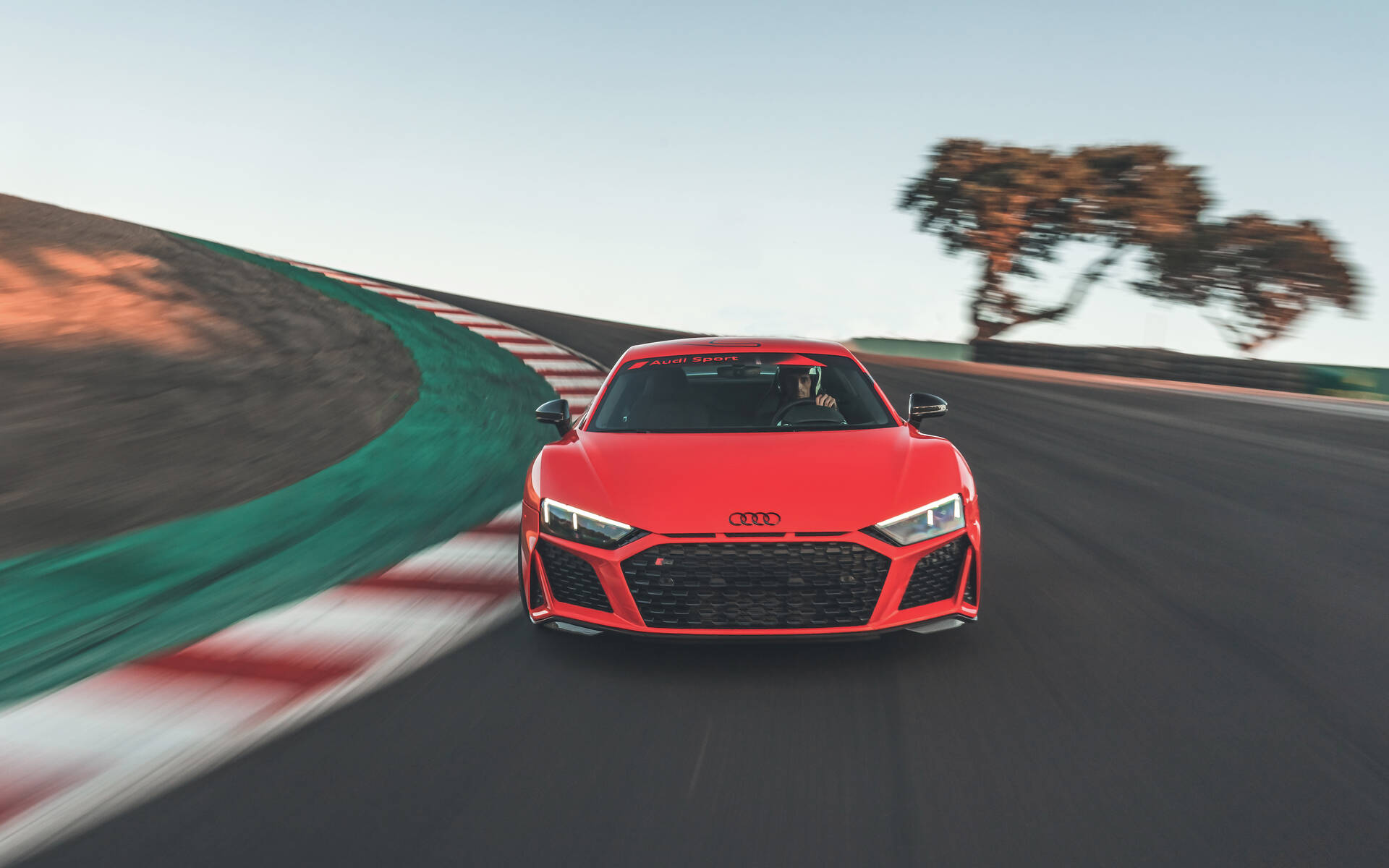 <p>Audi R8 V10 Performance 2023 sur le circuit de Laguna Seca</p>
