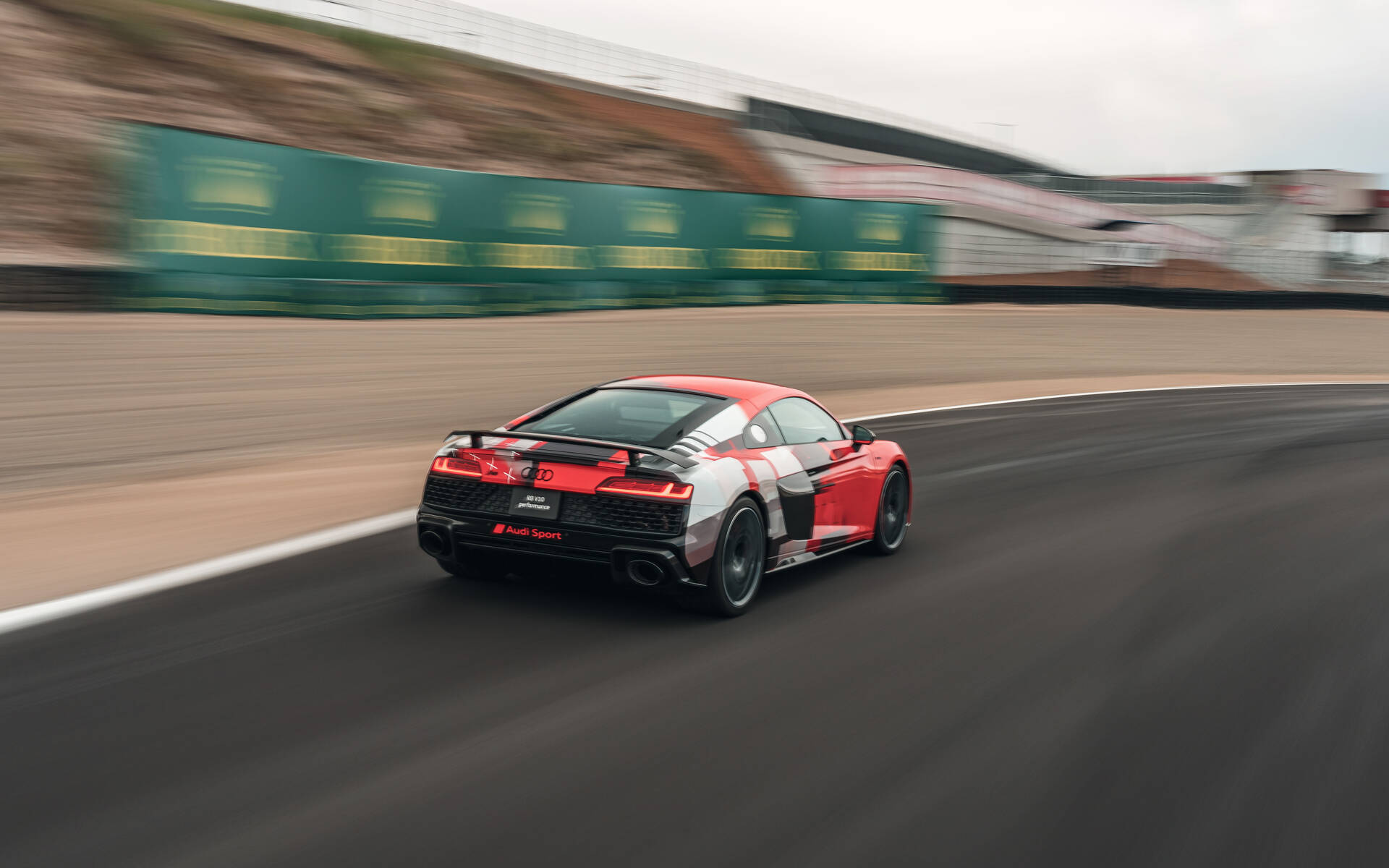 <p>Audi R8 V10 Performance 2023 sur le circuit de Laguna Seca</p>