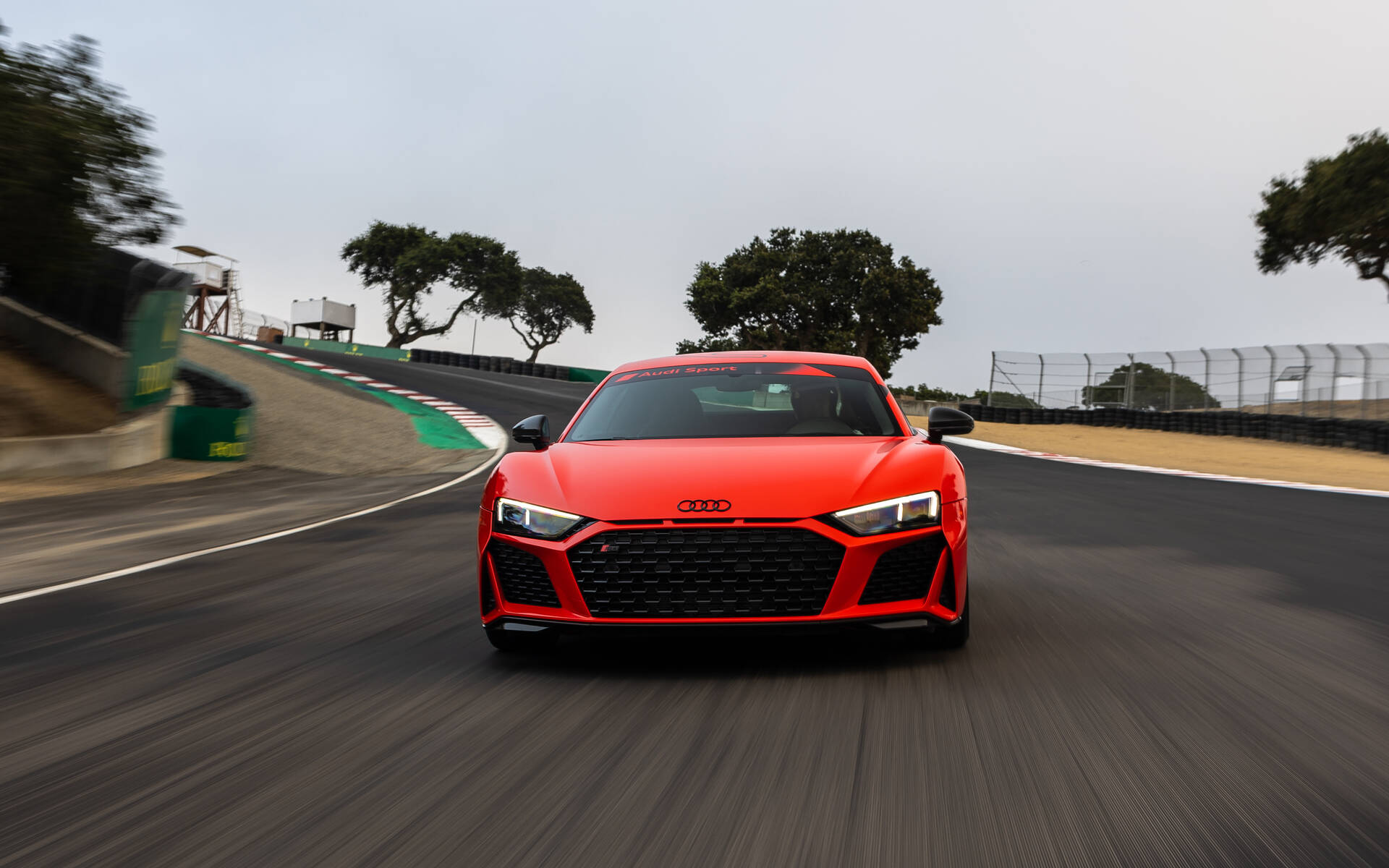 <p>Audi R8 V10 Performance 2023 sur le circuit de Laguna Seca</p>