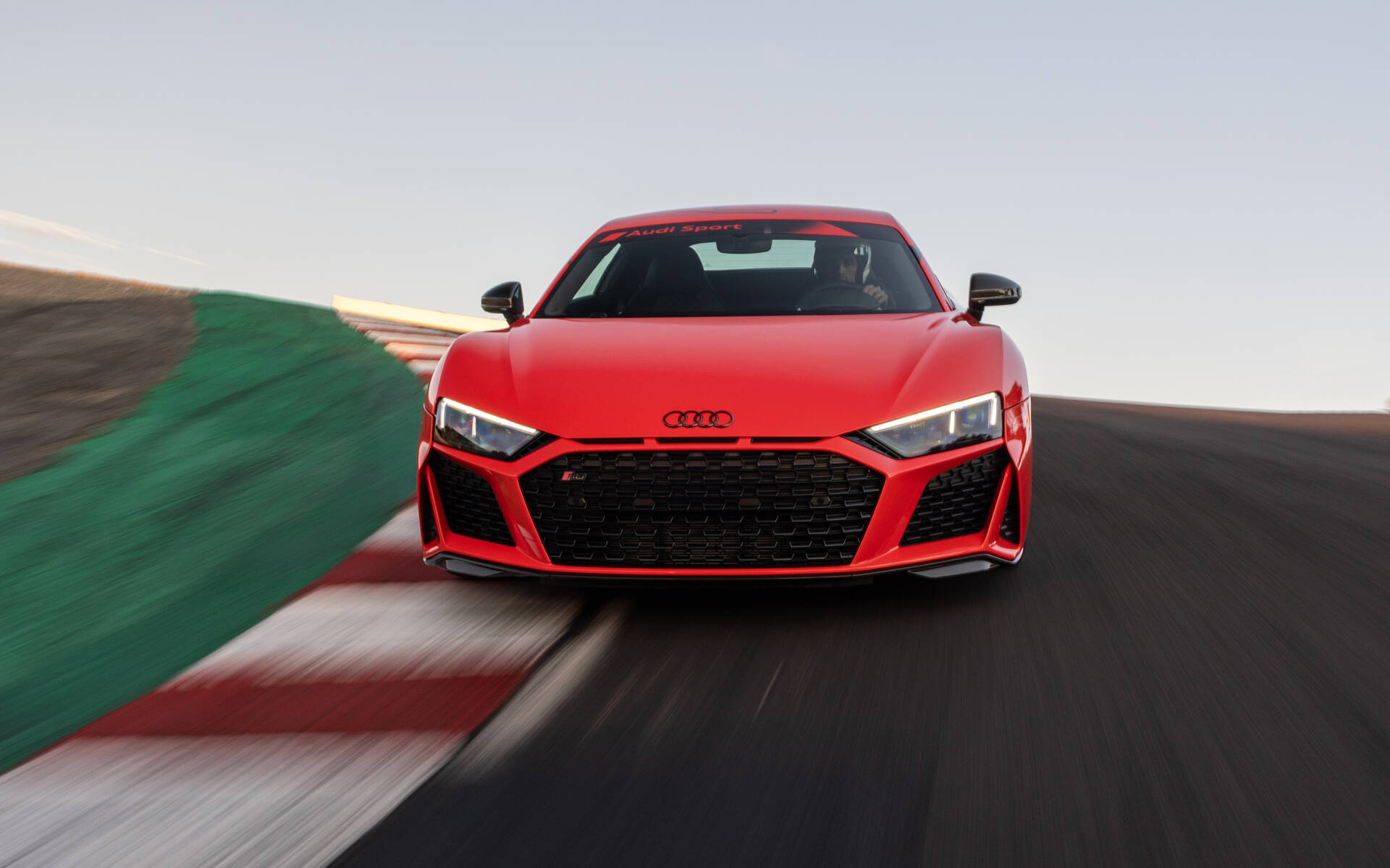 <p>Audi R8 V10 Performance 2023 sur le circuit de Laguna Seca</p>