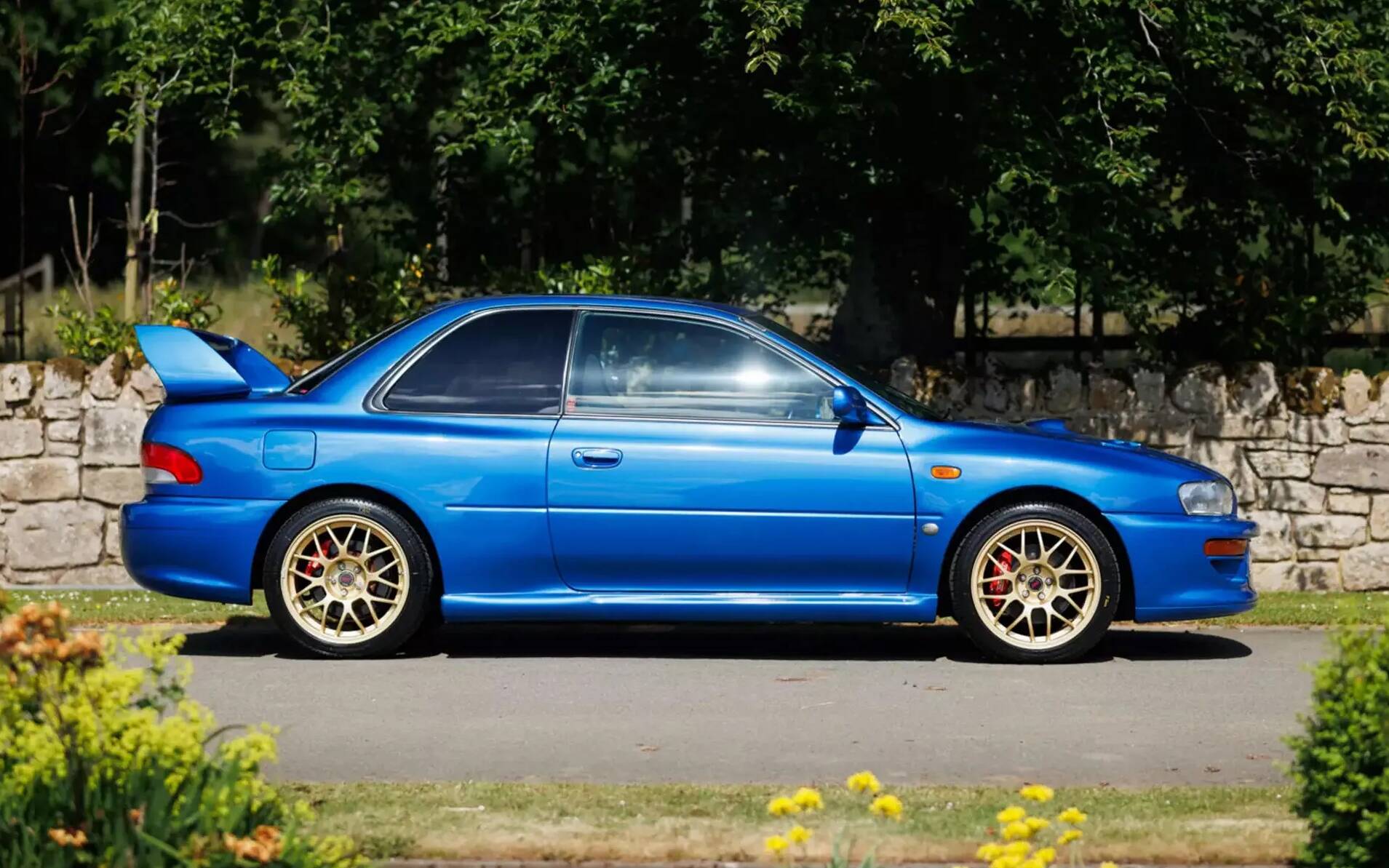 Cette Subaru Impreza STI 22B 1998 vient de décrocher 827 000 $ 586190-cette-subaru-impreza-sti-22b-1998-vient-de-decrocher-812-000