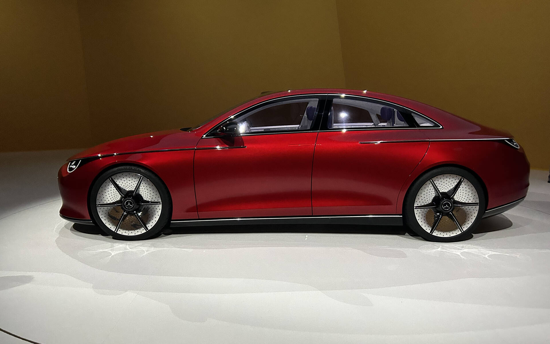 Mercedes-Benz Concept CLA : la Tesla Model 3 n'a qu'à bien se tenir 586774-mercedes-benz-concept-cla-la-tesla-model-3-n-a-qu-a-bien-se-tenir