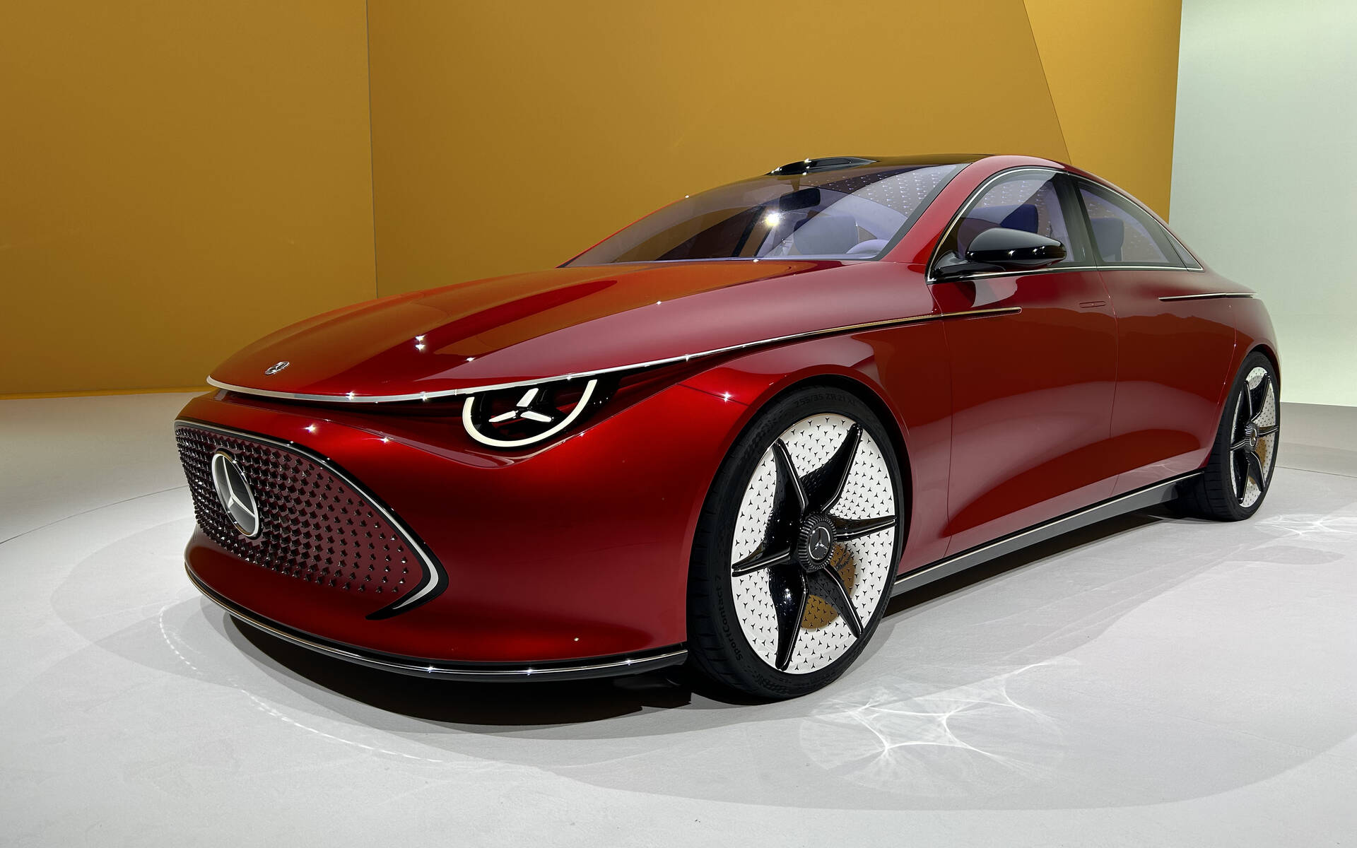 Mercedes-Benz Concept CLA : la Tesla Model 3 n'a qu'à bien se tenir 586777-mercedes-benz-concept-cla-la-tesla-model-3-n-a-qu-a-bien-se-tenir