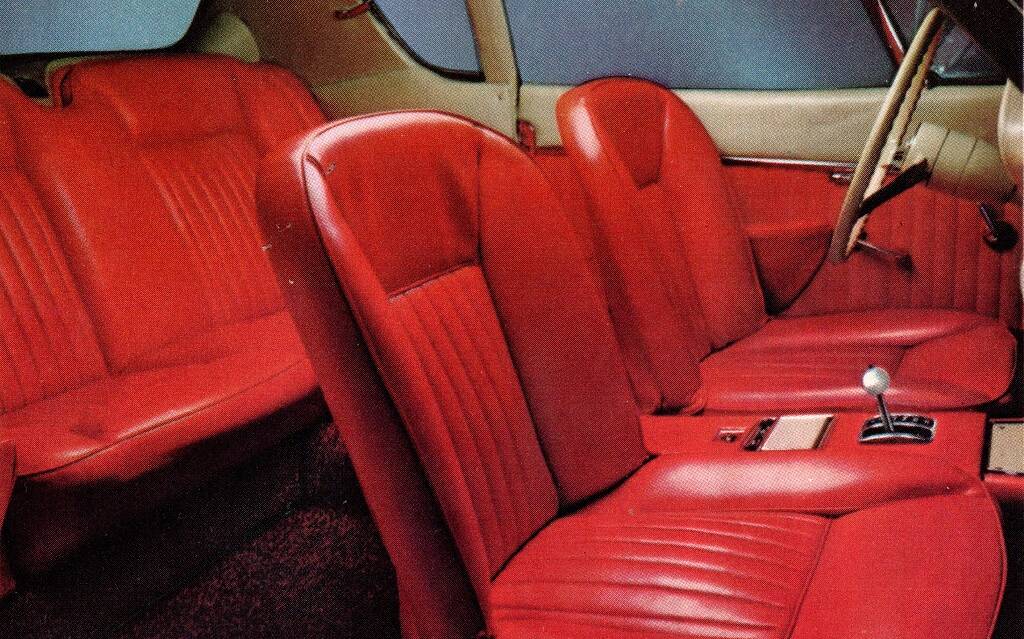 <p>Intérieur de la Studebaker Avanti 1963</p>