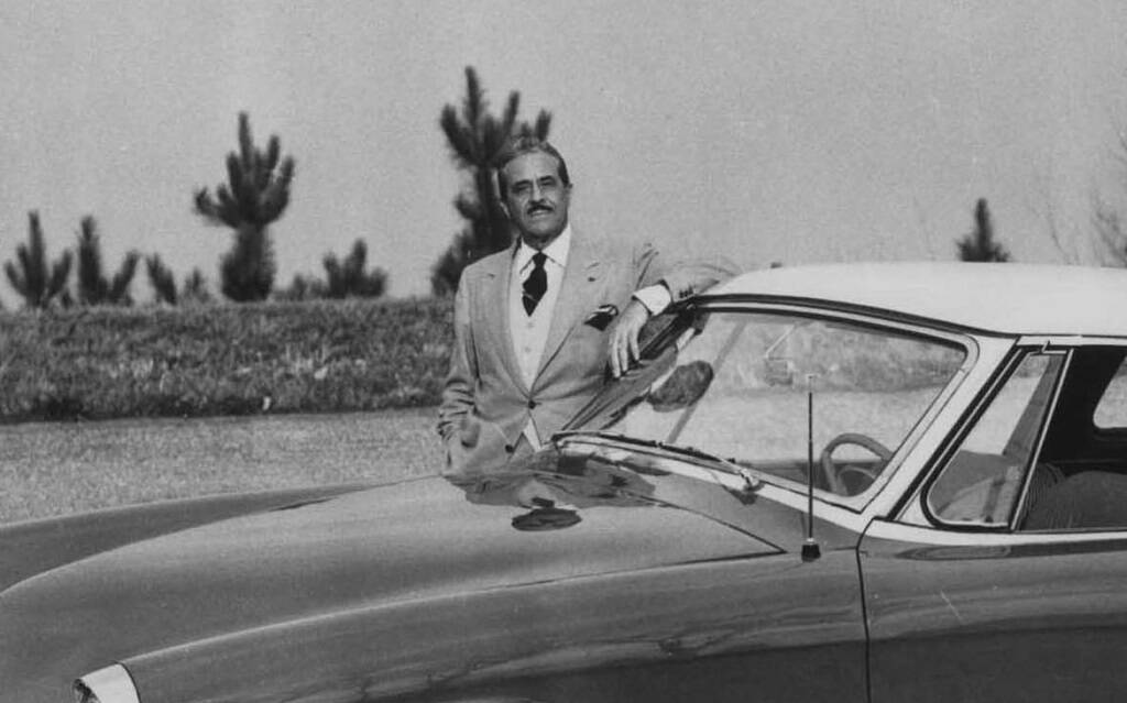 <p>Raymond Loewy derrière une Studebaker Champion 1953</p>