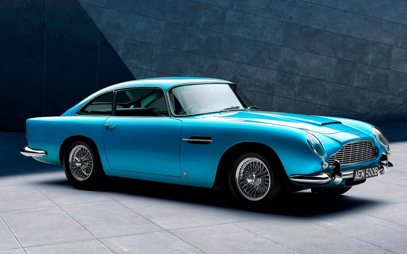 La célèbre et ravissante Aston Martin DB5 a 60 ans 588120-la-celebre-et-ravissante-aston-martin-db5-a-60-ans