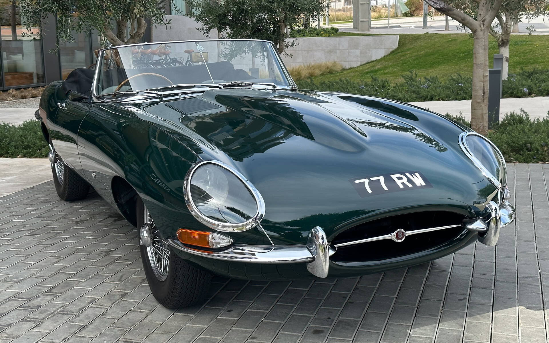 <p>1961 Jaguar E-Type</p>