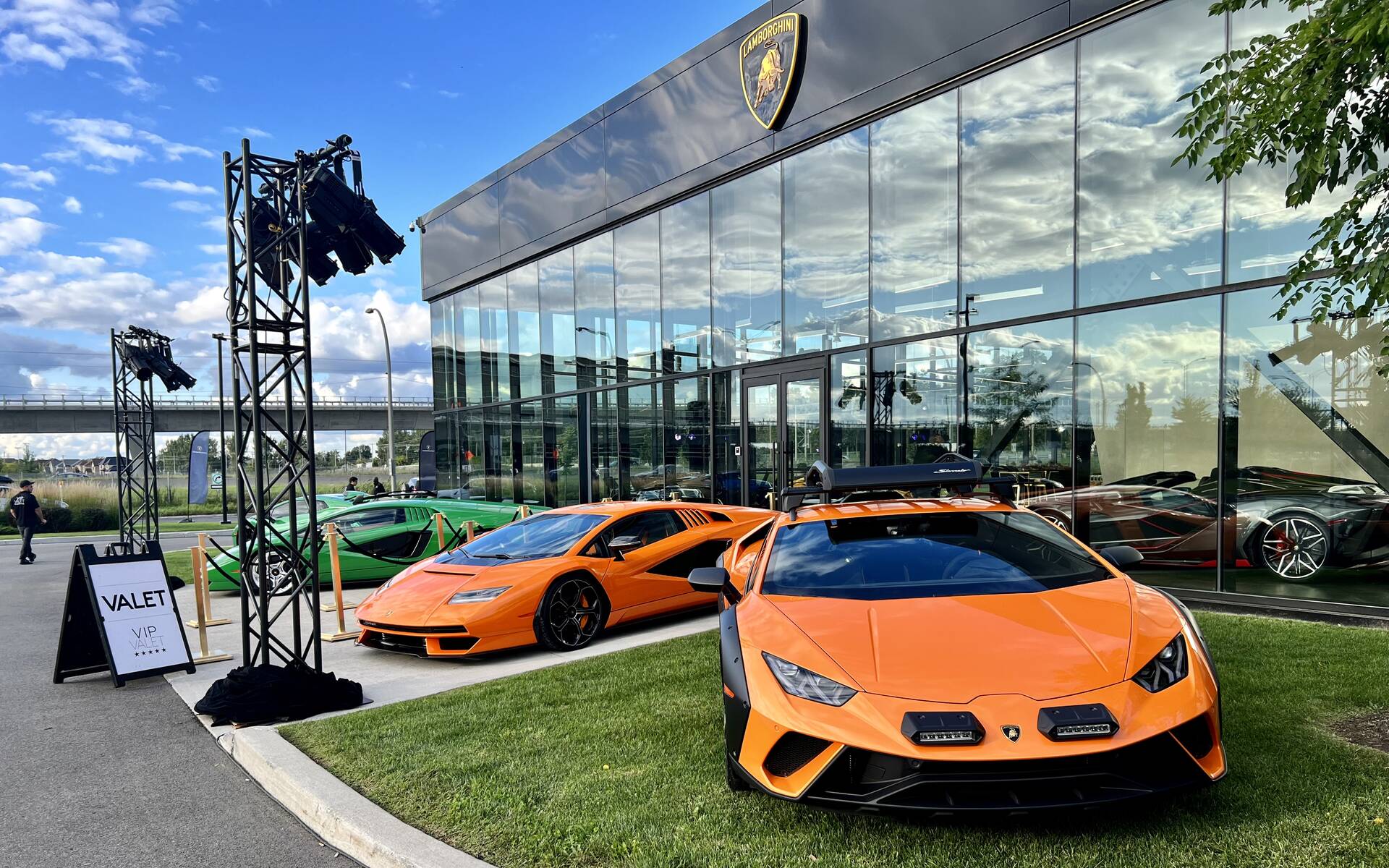 Le plus grand concessionnaire Lamborghini au monde est à Montréal 588432-le-plus-grand-concessionnaire-lamborghini-au-monde-est-a-montreal