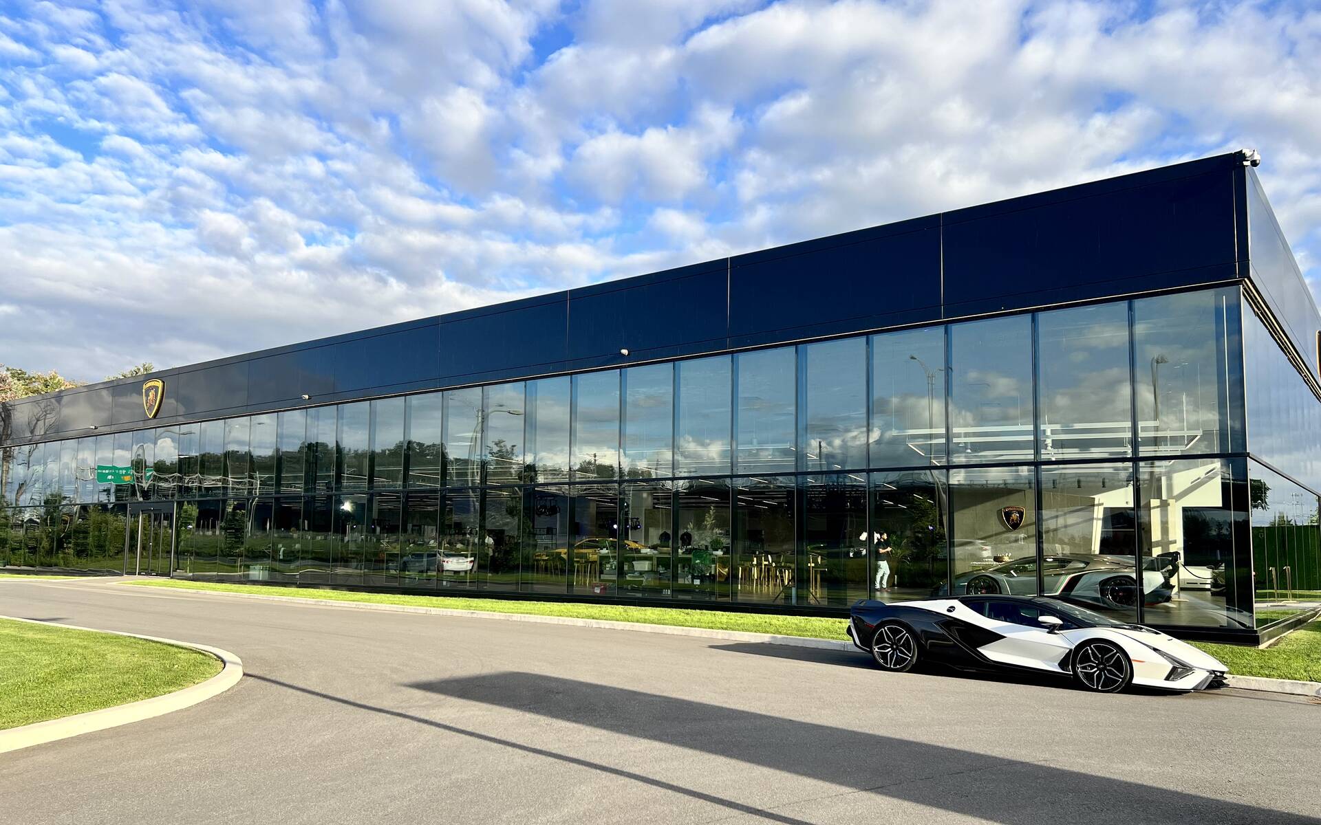 <p>Ouverture officielle de Lamborghini Montréal</p>