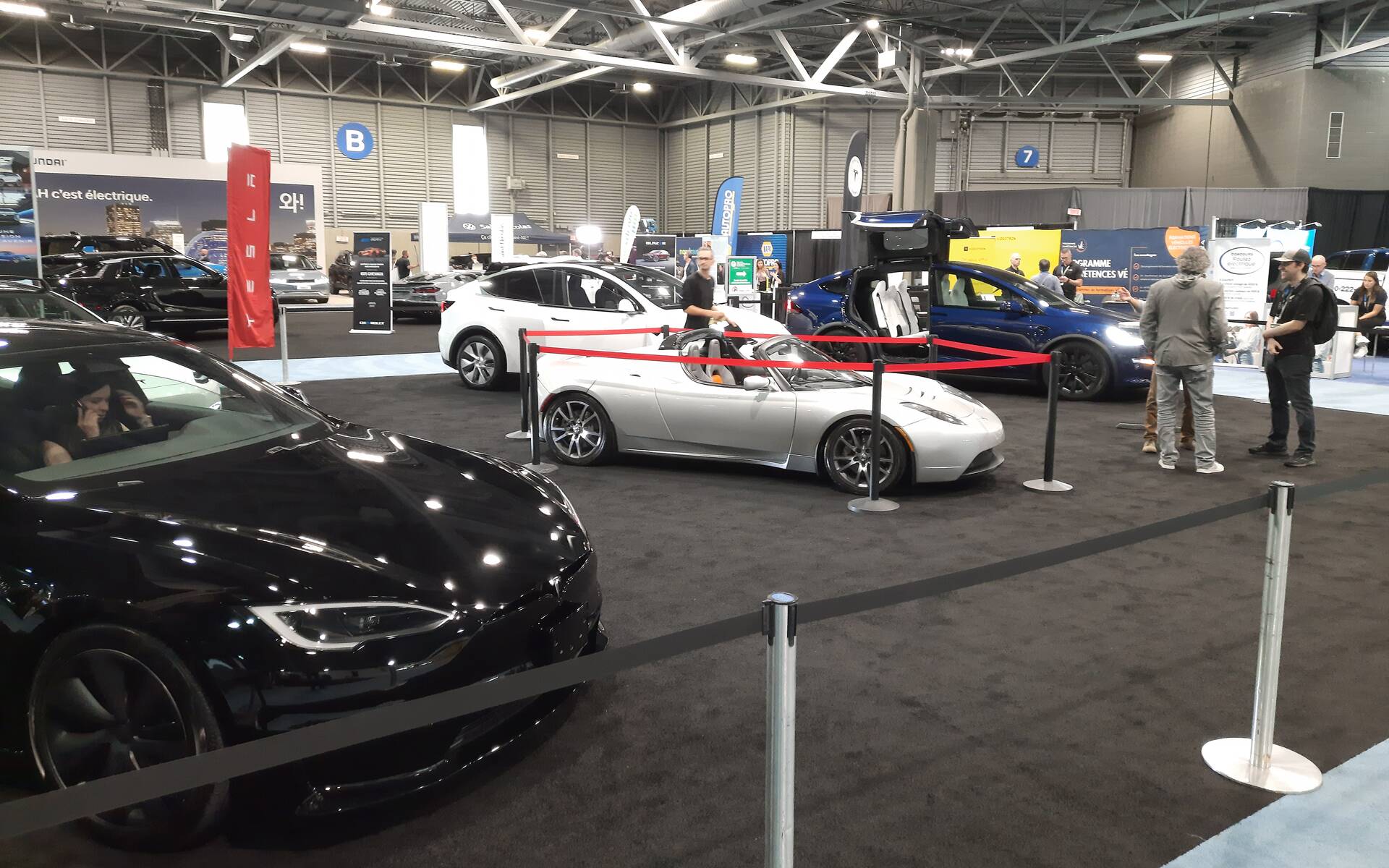 <p>Tesla Roadster au kiosque du Club Tesla Québec</p>