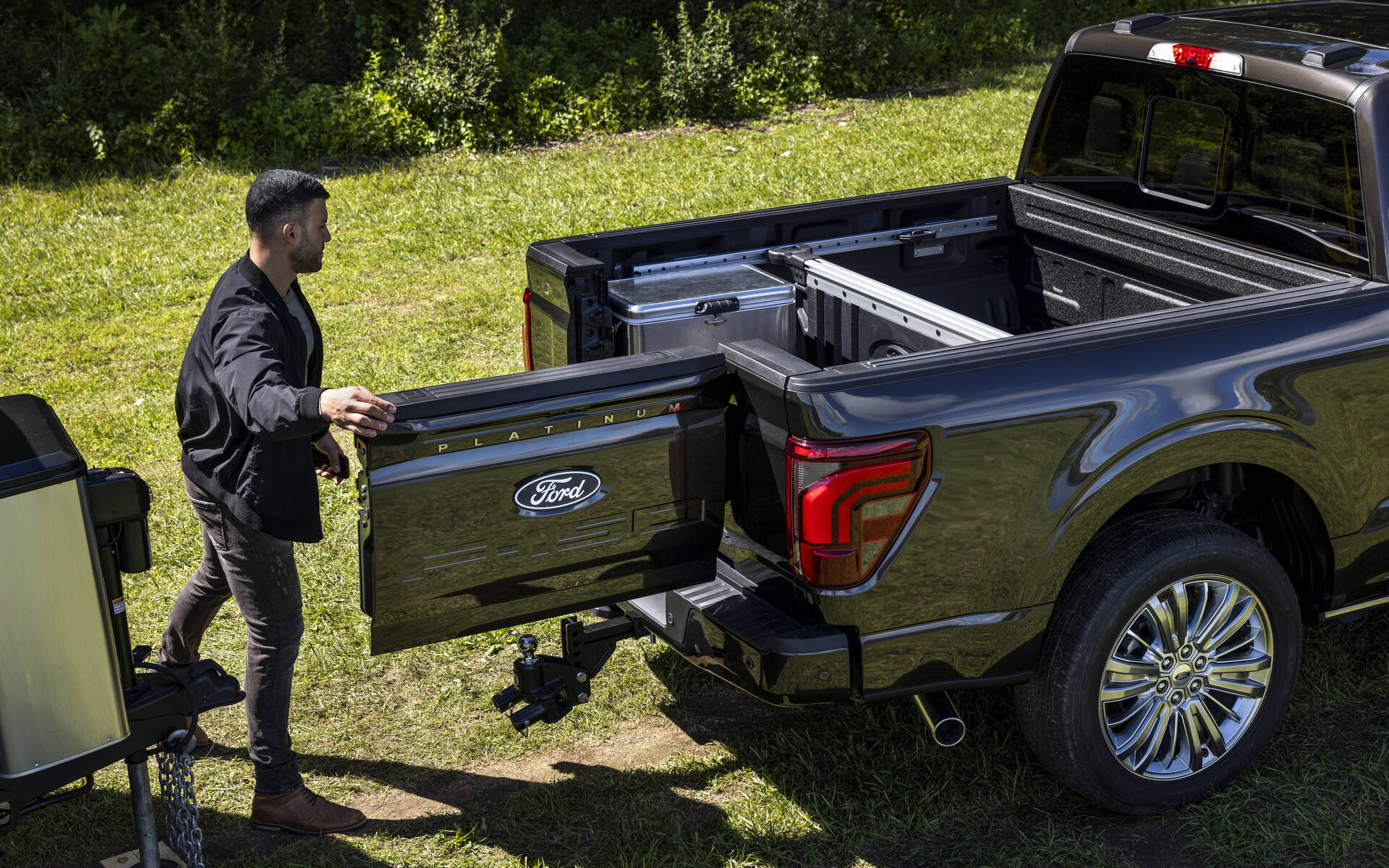 The 2024 Ford F-150 Has a New Pro Access Tailgate - Here's How it Works -  The Car Guide