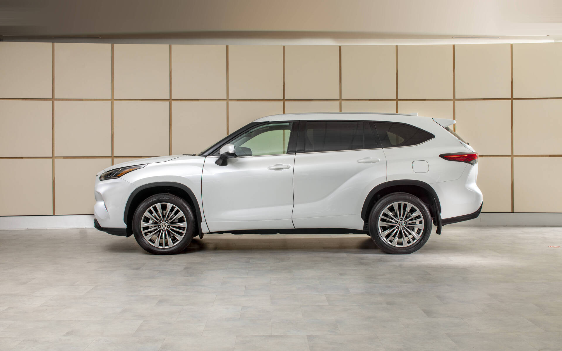 <p>Toyota Highlander Turbo 2023</p>