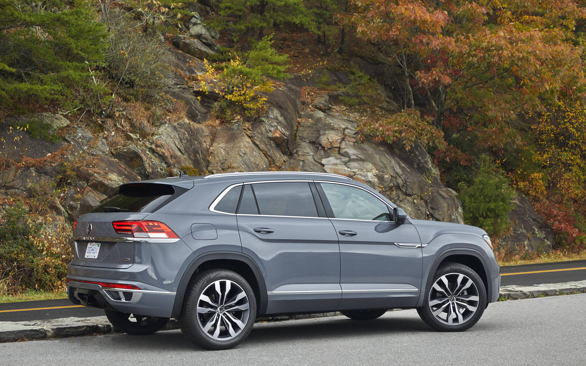 <p>Volkswagen Atlas Cross Sport</p>