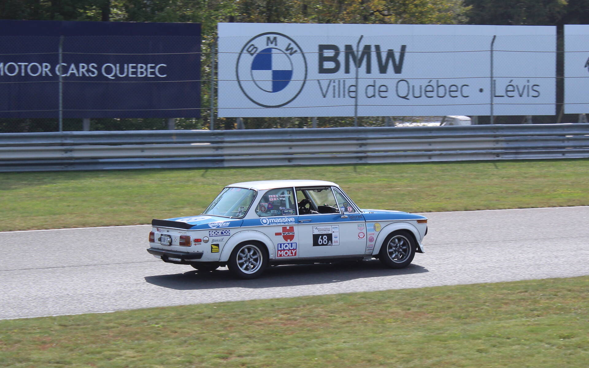 <p>Le paddock des voitures Vintage/historique</p>
<p>Photo : BMW 2002</p>