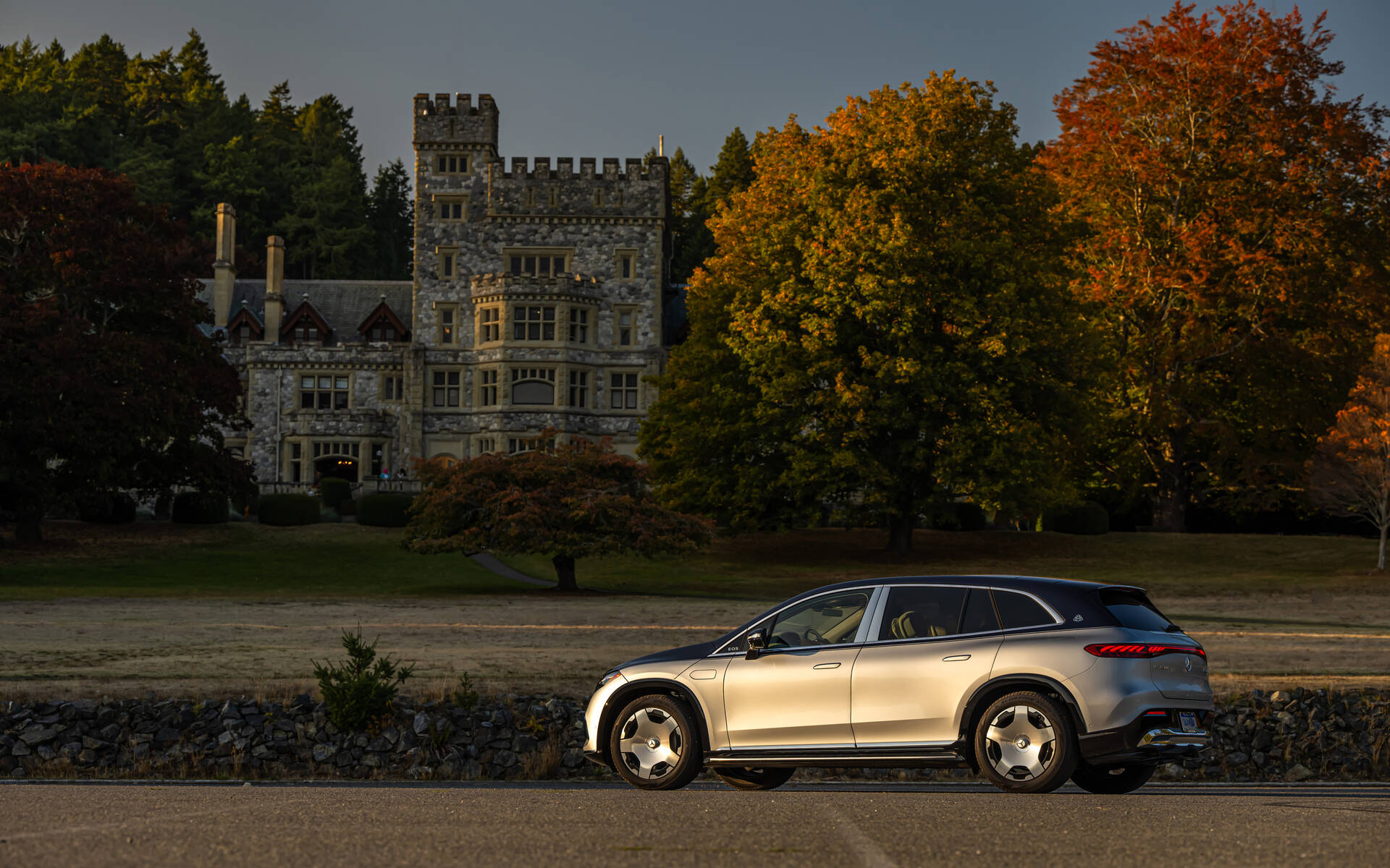 <p>Mercedes-Maybach 680 EQS SUV 2024</p>