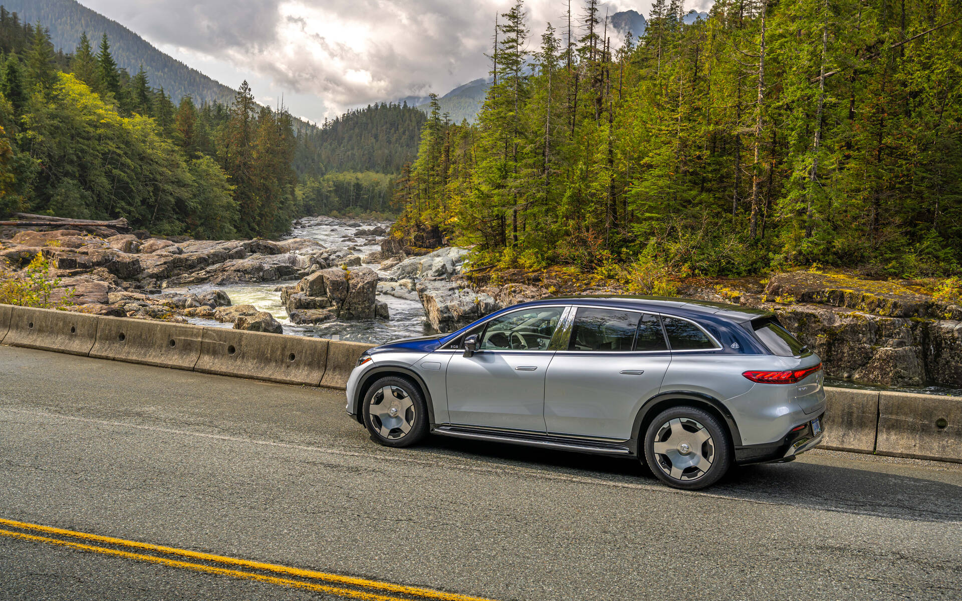 <p>Mercedes-Maybach 680 EQS SUV 2024</p>