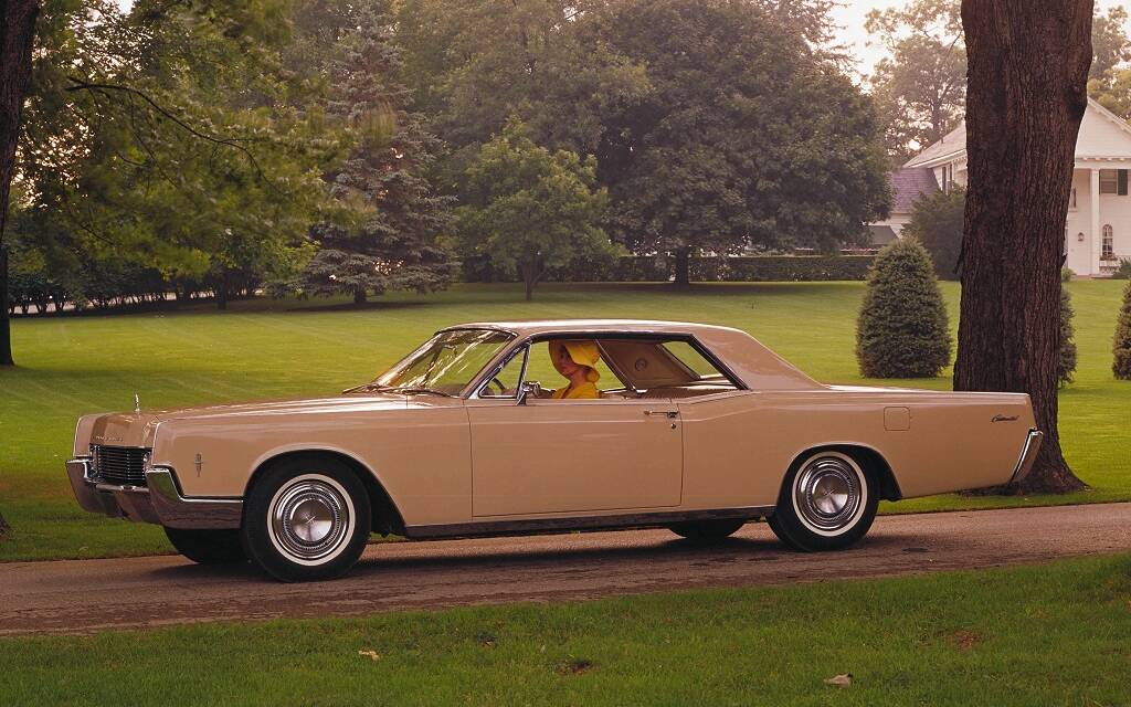 <p>Lincoln Continental 1966</p>