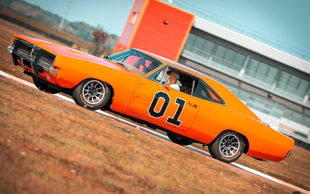 <p>Dodge Charger alias General Lee de <em>Shérif, fais-moi peur</em></p>