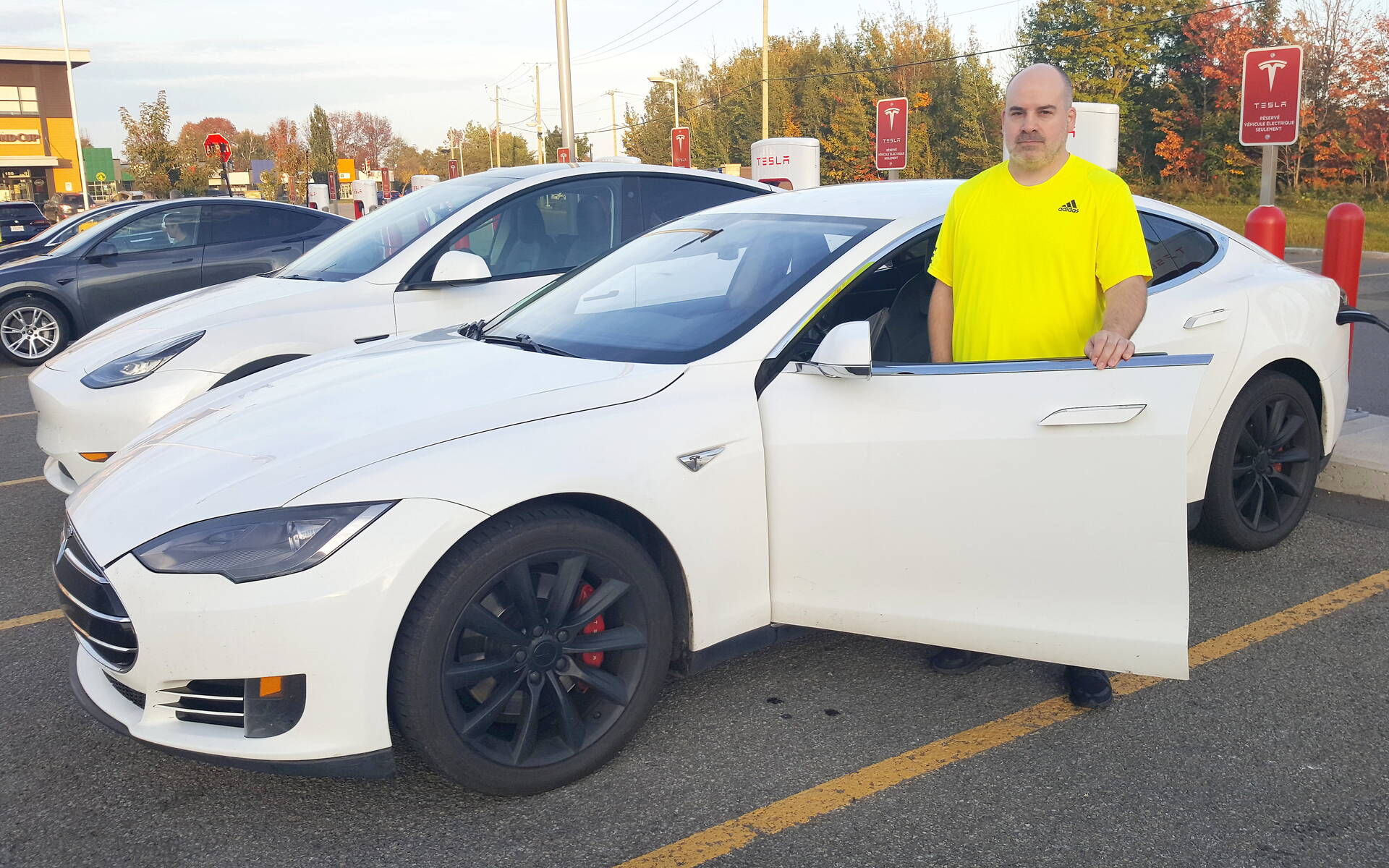 <p>Christian Roy et sa Tesla S 2014 de 465&nbsp;000km.</p>