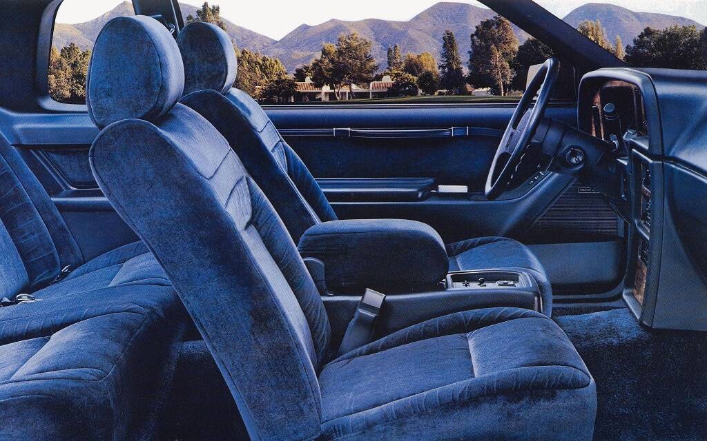 <p>Intérieur de la Ford Thunderbird 1987</p>