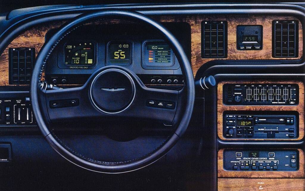 <p>Tableau de bord de la Ford Thunderbird 1987</p>